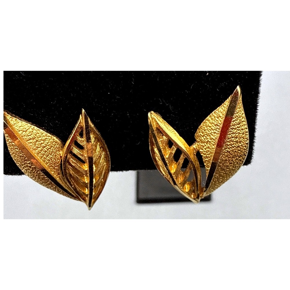 Vintage Coro Gold Tone Double Leaf Clip On Earrings Textured Openwork Botanical - Picture 4 of 9